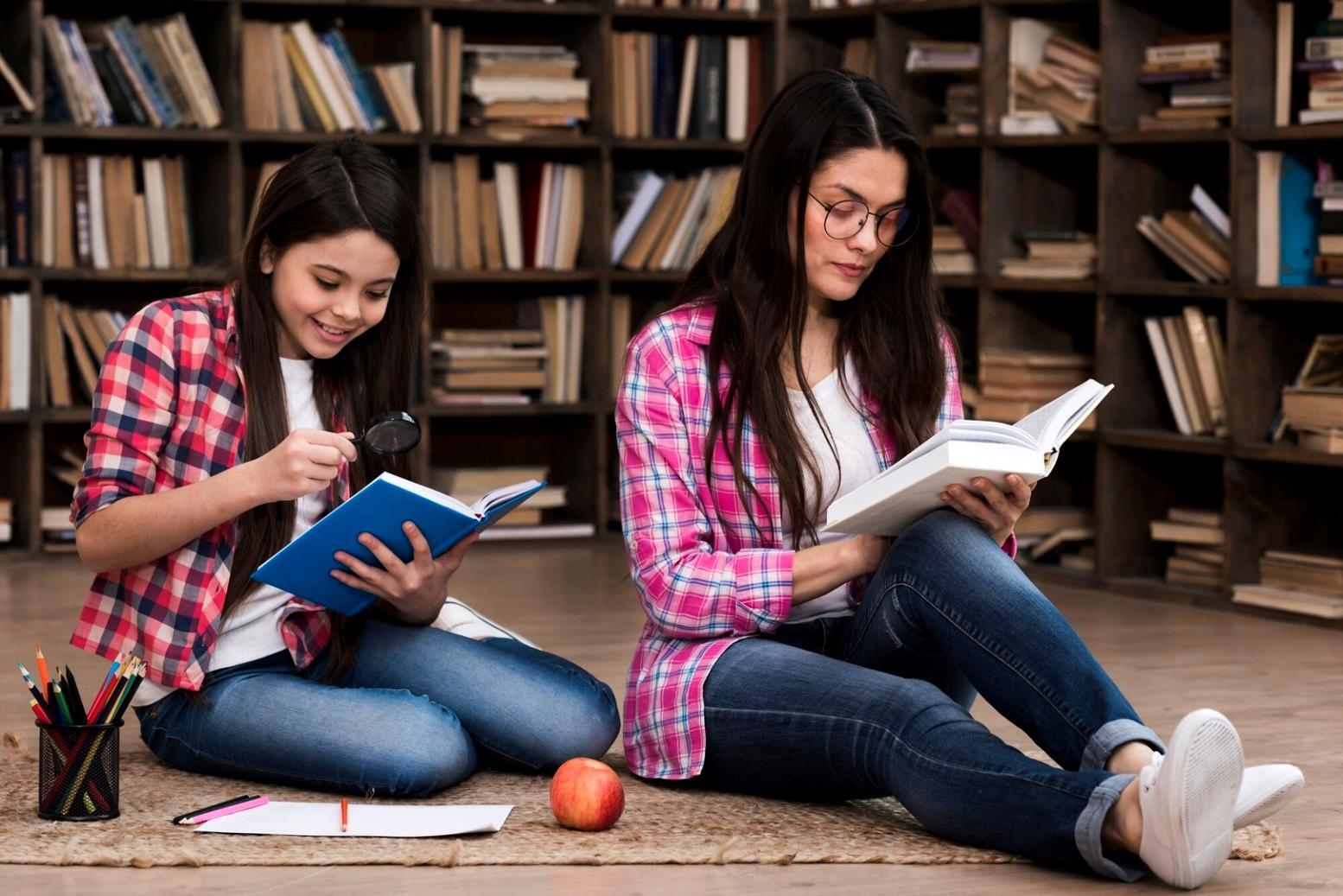 Estudiante revisando su plan financiero personal con documentos organizados
